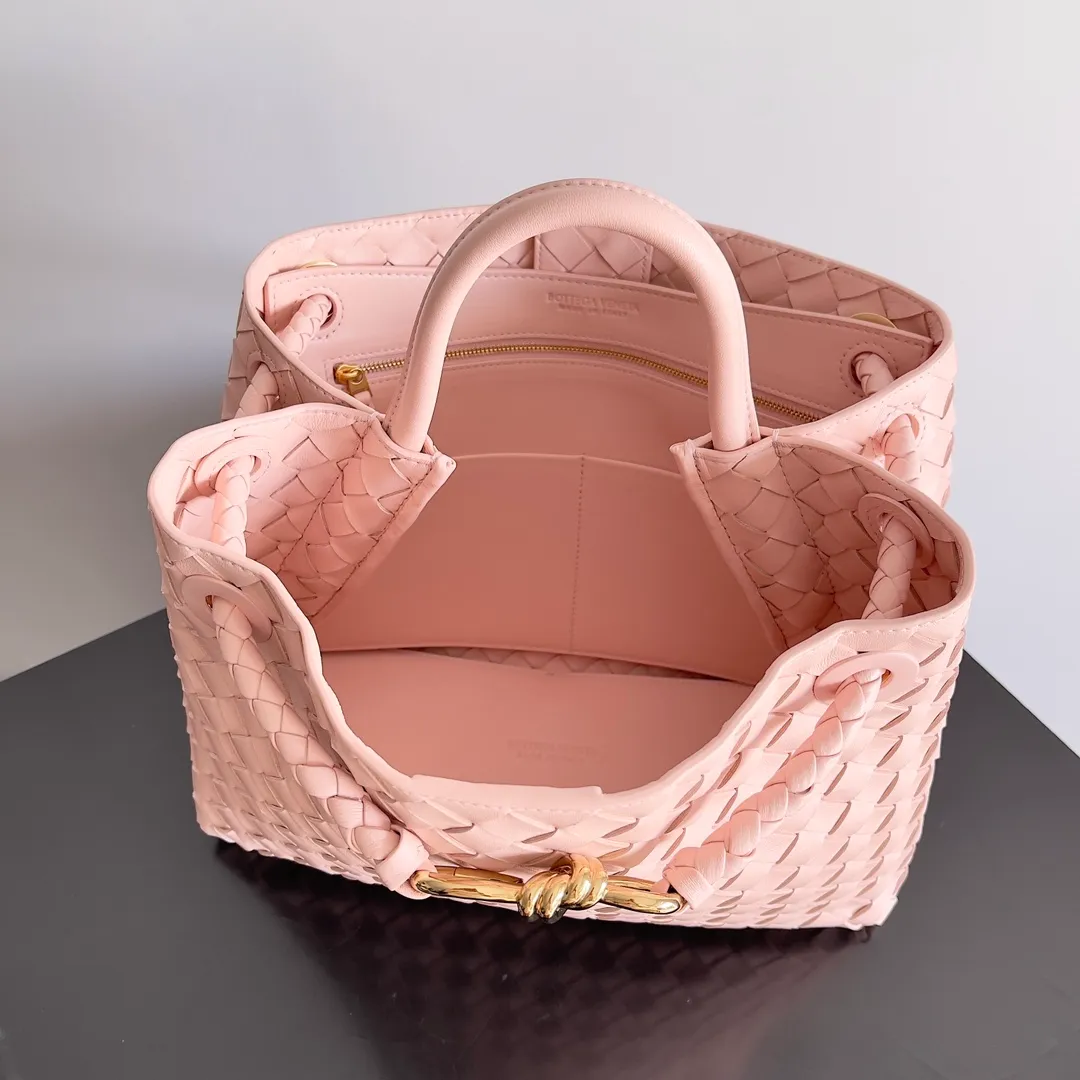 The 2023 new Andiamo batch of 2260 BV has been shipped‼ ️Really popular🔥The new Andiamo woven handbag launched by Bottega Veneta this season is really popular all over the world! ! Celebrities at home and abroad have worn it, and Oscar-winning actress Michelle Yeoh has taken it out on the street. Song Jia, Trai Yara, Yu Feihong, Sanji Ayaka, Rosie Hunting-Whiteley, Yoshioka Riho, etc. have all picked up this bag. It is classic and versatile, showing off its temperament, and the bag capacity is also large, which is very convenient for daily commuting! ! A variety of carrying methods, the shoulder straps can be adjusted by yourself, the original lambskin feels soft and delicate, and the neutral style is made to break gender boundaries and bring a more practical and long-lasting use experience. Andiamo, which has both elegant and casual styles, perfectly interprets the true appearance of "fashionable old money style". Style number: 743572 Size: 32*24*12